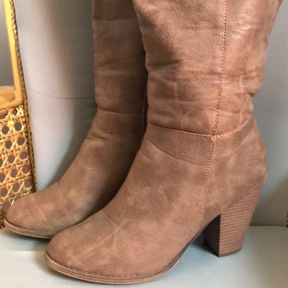 Forever 21 taupe faux leather pull on boots, chunky heel, rounded toe size 9 - Picture 2 of 11
